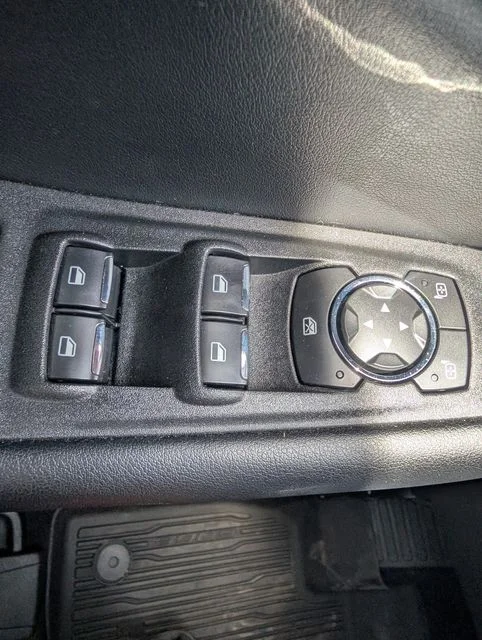 Used 2022 Forged Green Metallic Ford SE image 31