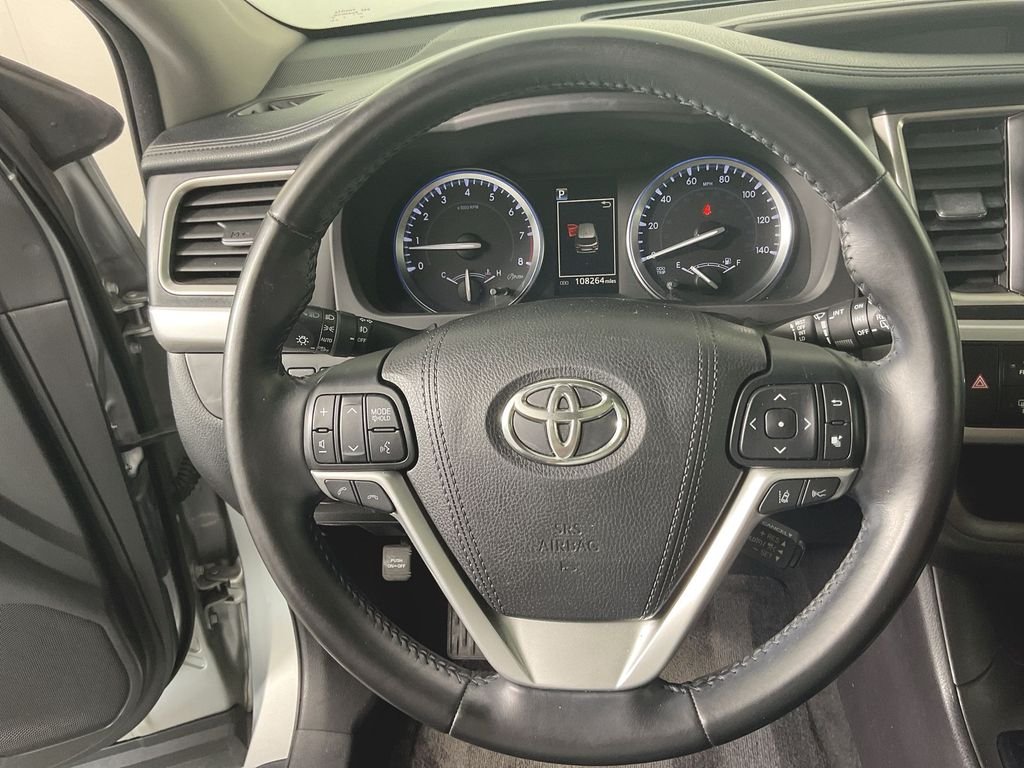 Used 2017 Silver Toyota XLE image 18