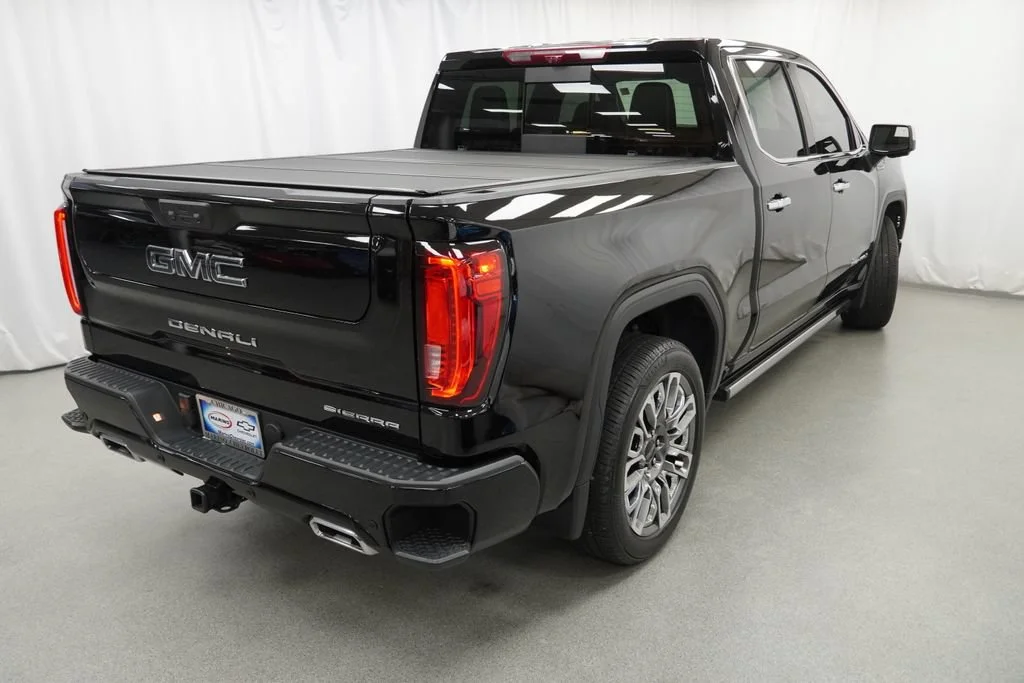 Used 2025 Onyx Black GMC Denali Ultimate image 3