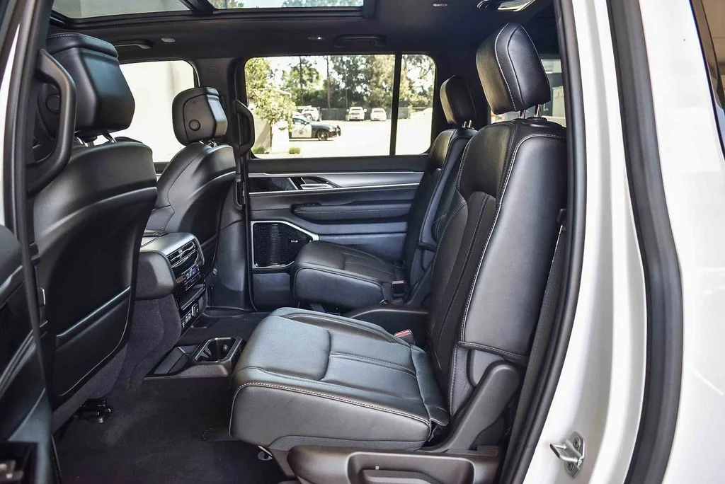 New 2026 Bright White Clear-Coat Exterior Paint Jeep ALTITUDE image 19