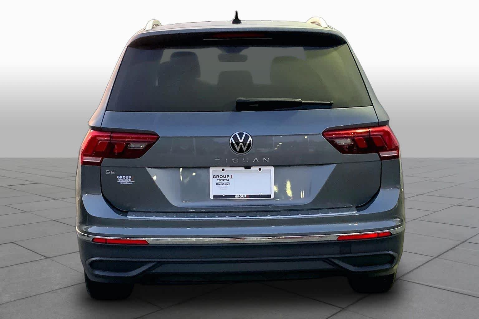 Used 2024 Platinum Gray Metallic Volkswagen SE image 5