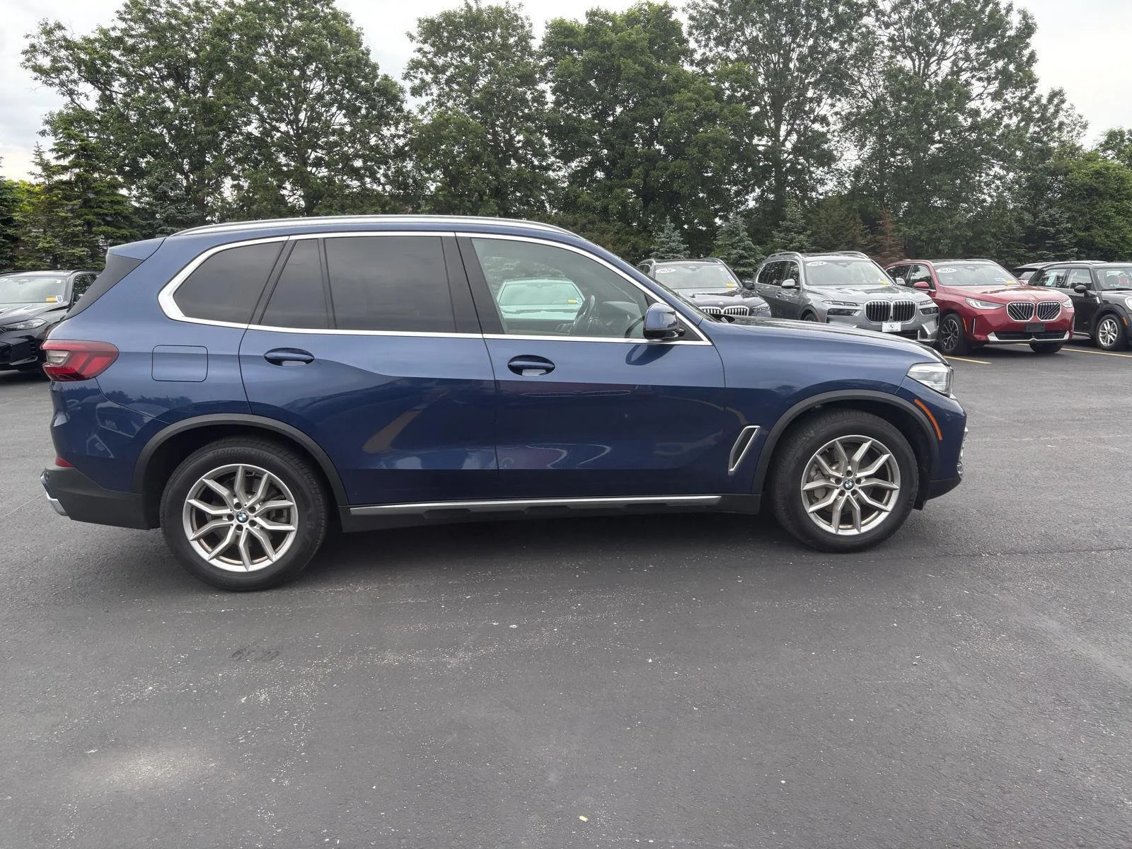 Used 2022 Phytonic Blue Metallic BMW xDrive40i image 9