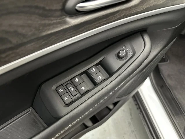 New 2027 Bright White Clear-Coat Paint Jeep Altitude image 18