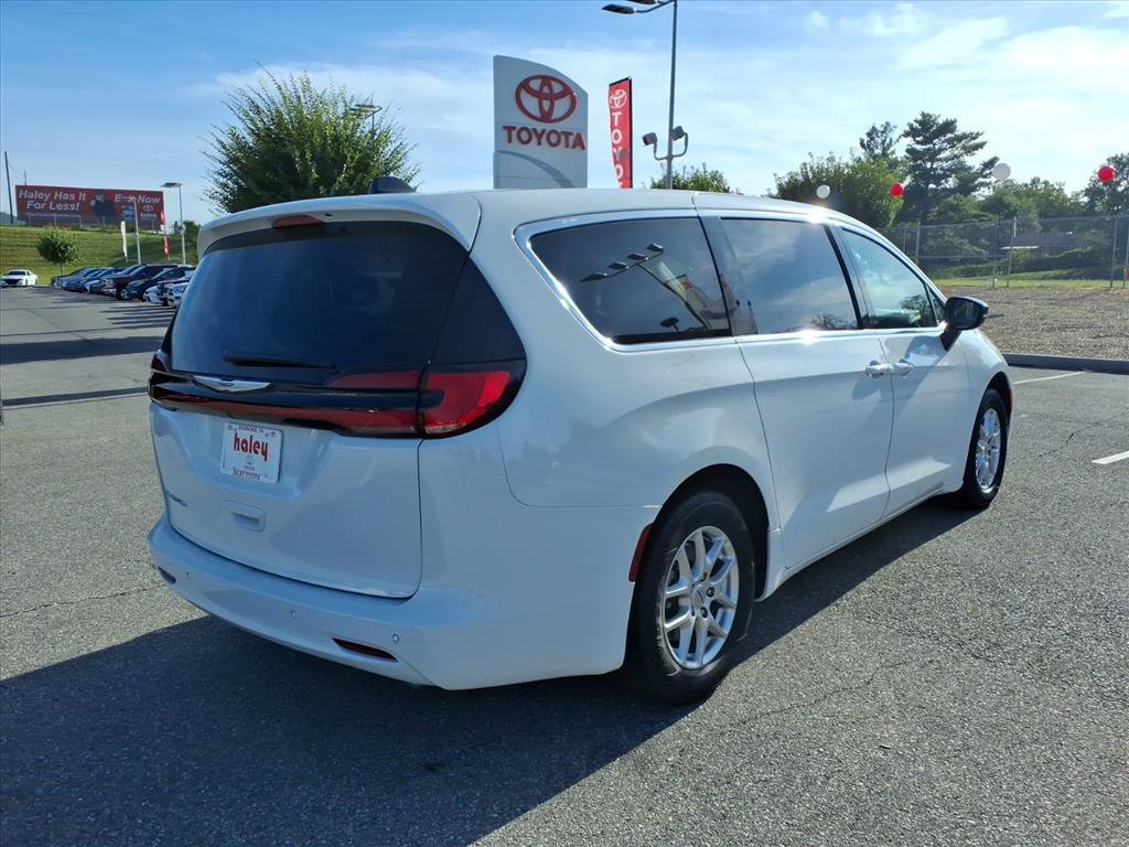 Used 2024 White Chrysler Touring L image 4