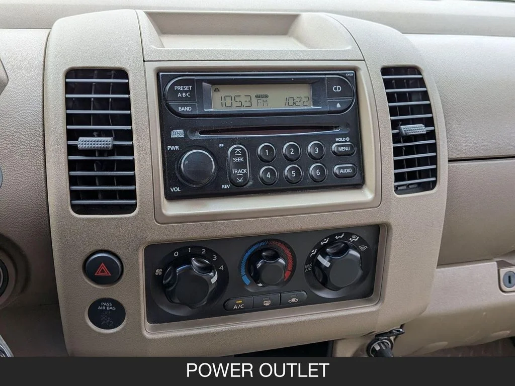 Used 2006 White Nissan SE image 24