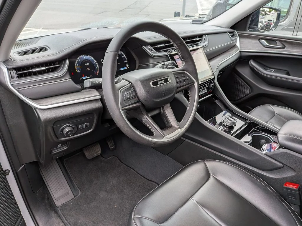 Used 2023 Silver Jeep Limited image 11