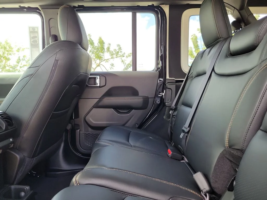 2025 Jeep Wrangler 4-Door Sahara - Photo 10