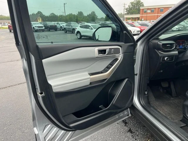 Used 2023 Silver Ford XLT image 4