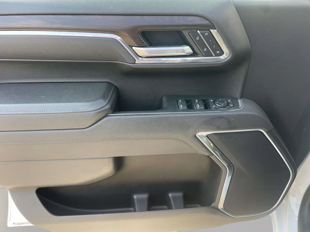 Used 2025 Summit White GMC SLT image 15
