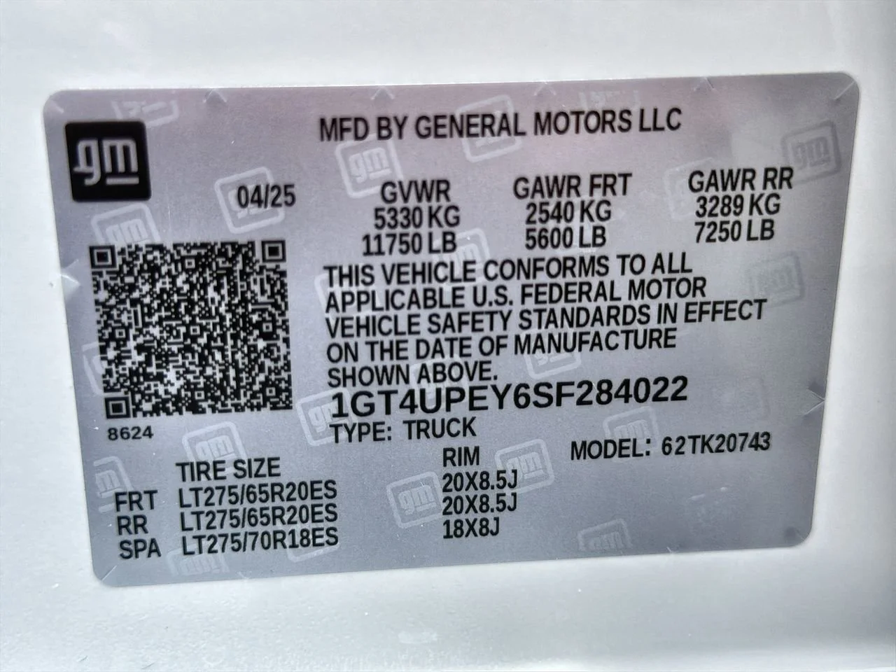 Used 2025 Summit White GMC AT4 image 29