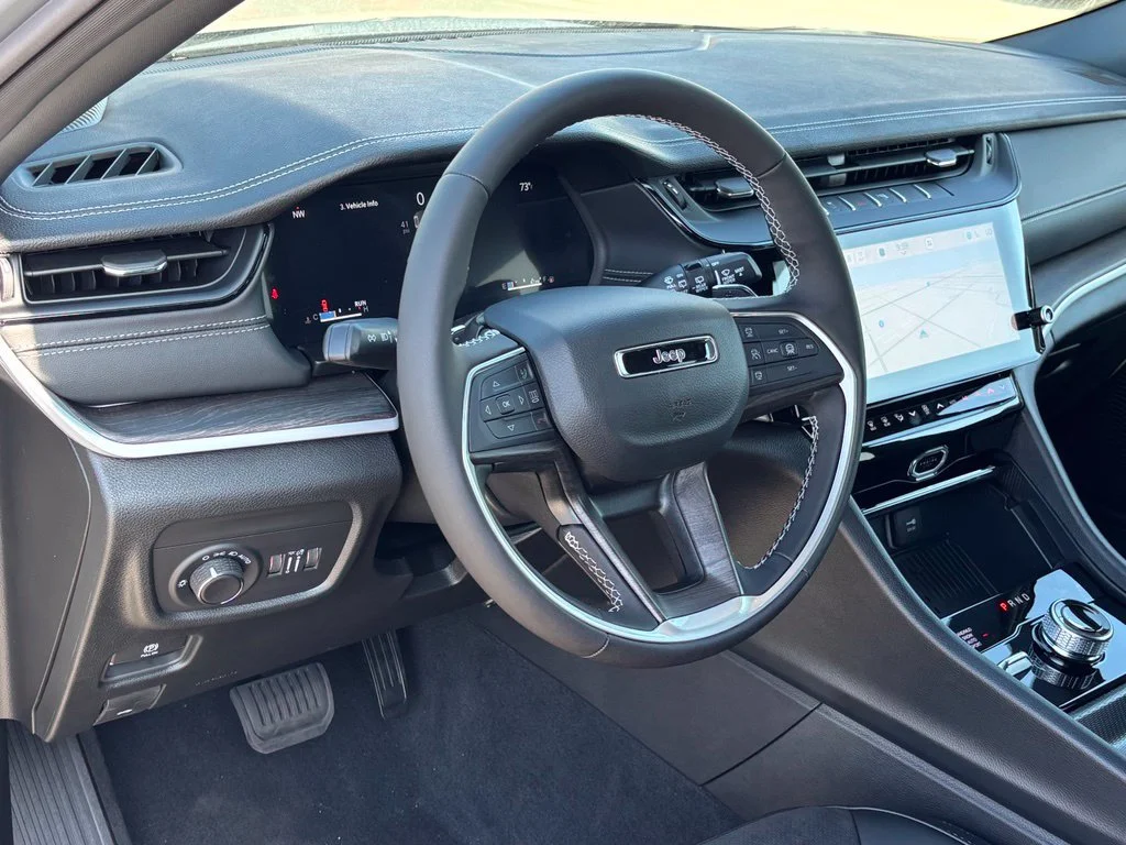 New 2027 Gray Jeep Laredo Altitude image 7