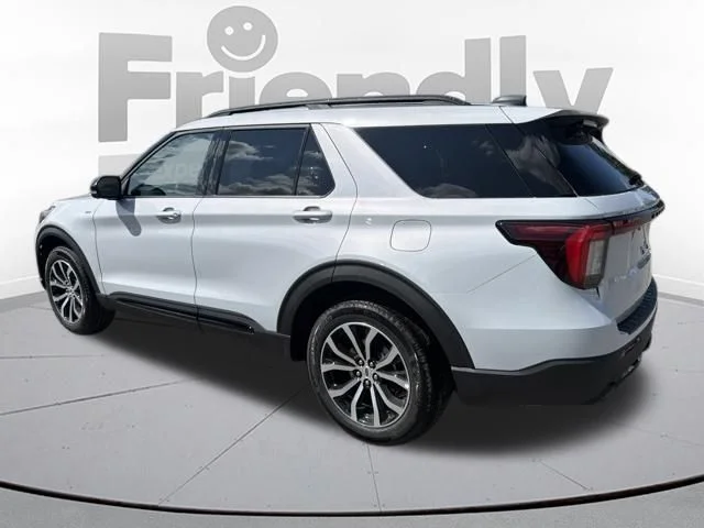 New 2026 Space White Metallic Ford ST-Line image 4