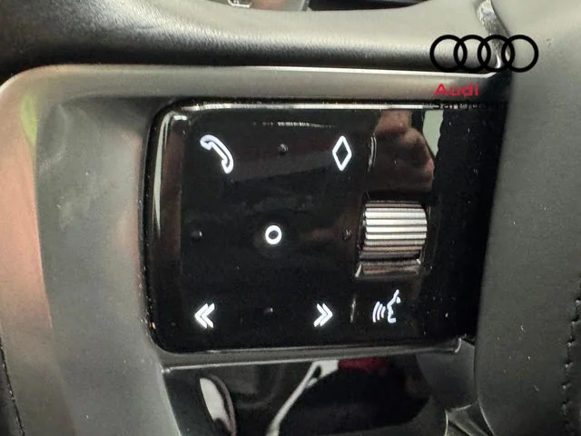 Used 2023 White Land Rover SE image 24