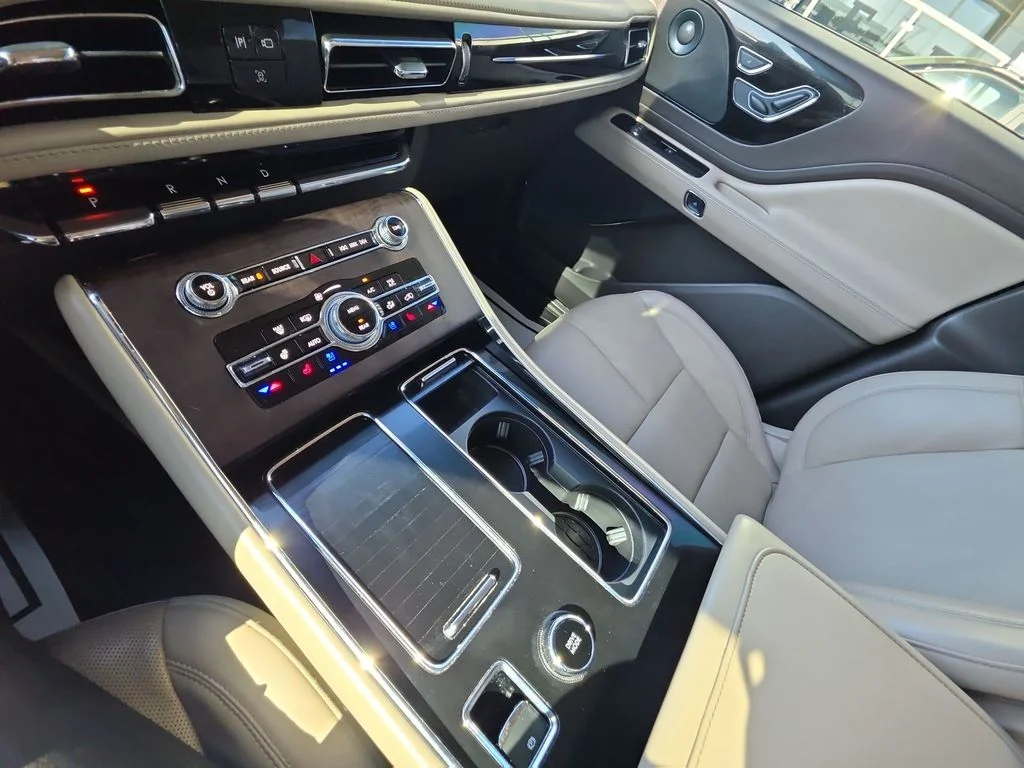 Used 2021 White Lincoln Reserve image 21