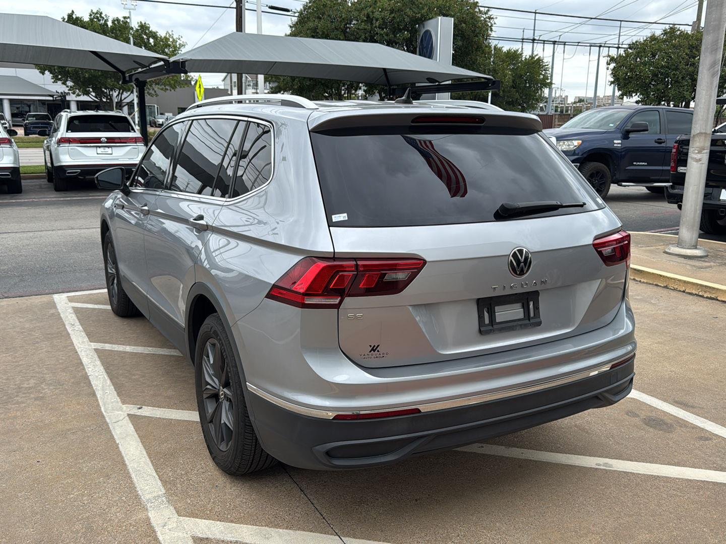 Certified Used 2023 Pyrite Silver Metallic Volkswagen SE image 7