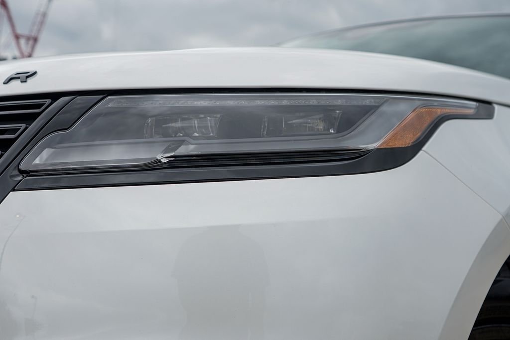 New 2026 Ostuni Pearl White Land Rover Dynamic SE image 3