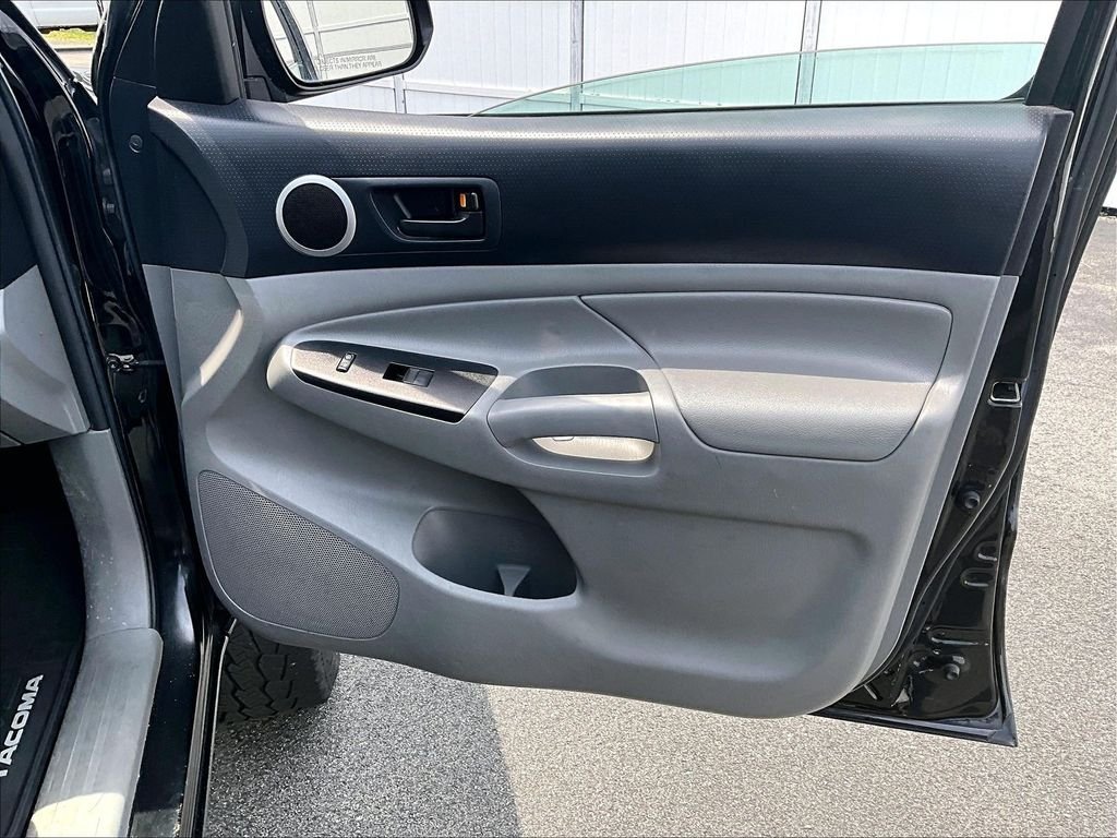 Used 2013 Black Toyota Base image 12