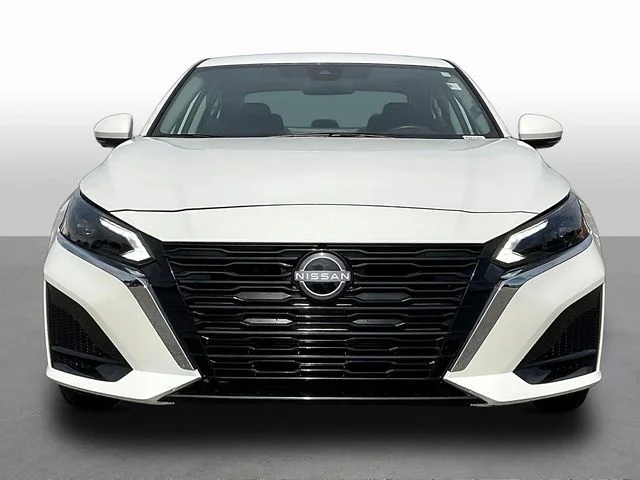 Used 2025 White Nissan 2.5 SL image 2