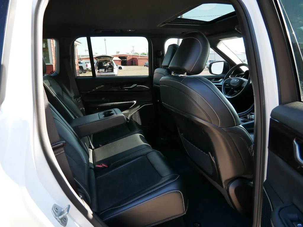 Used 2022 White Jeep Altitude image 9