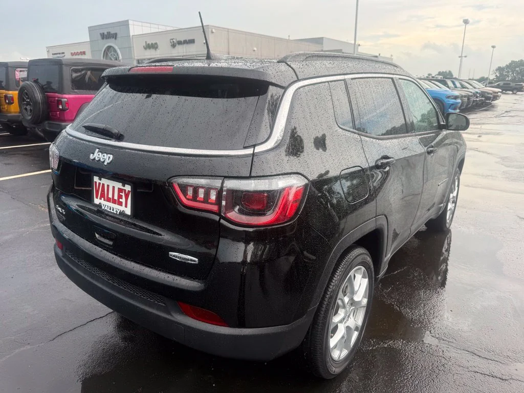 Used 2024 Black Jeep Latitude Lux image 3