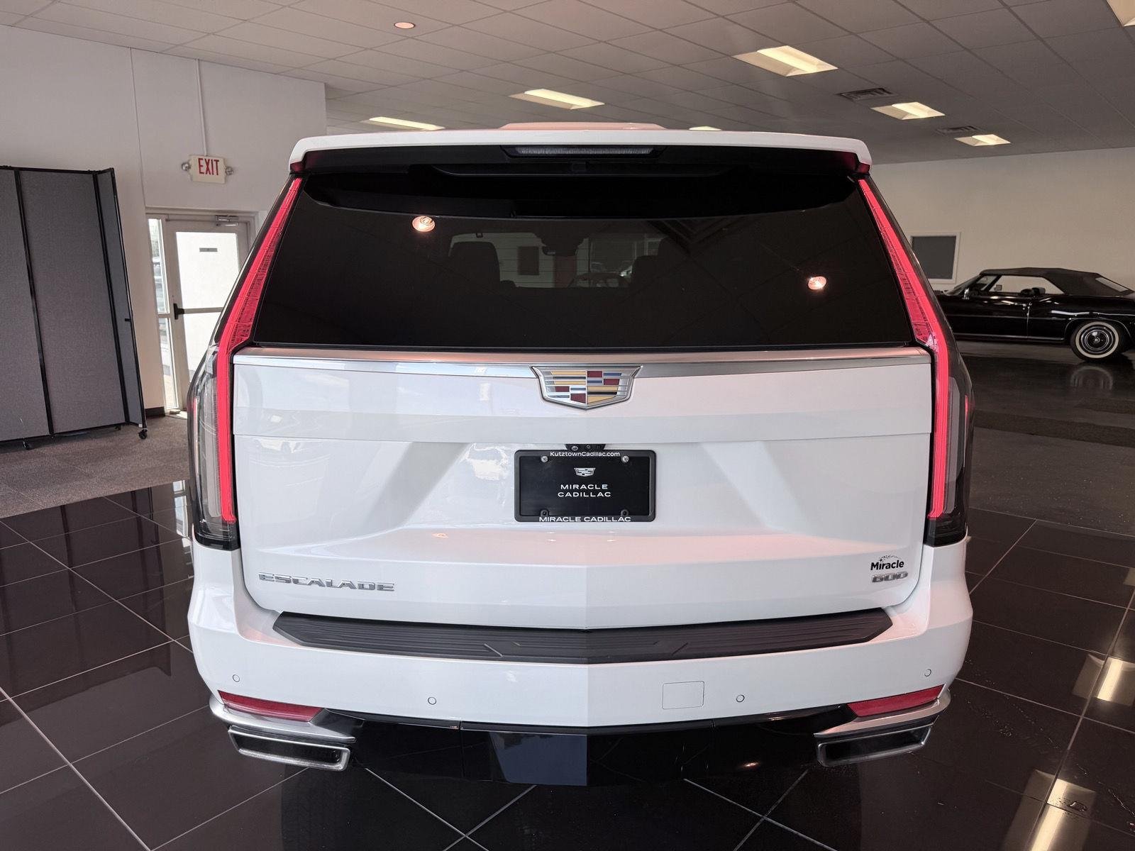 Used 2021 CRYSTAL WHITE TRICOAT Cadillac Premium Luxury image 14