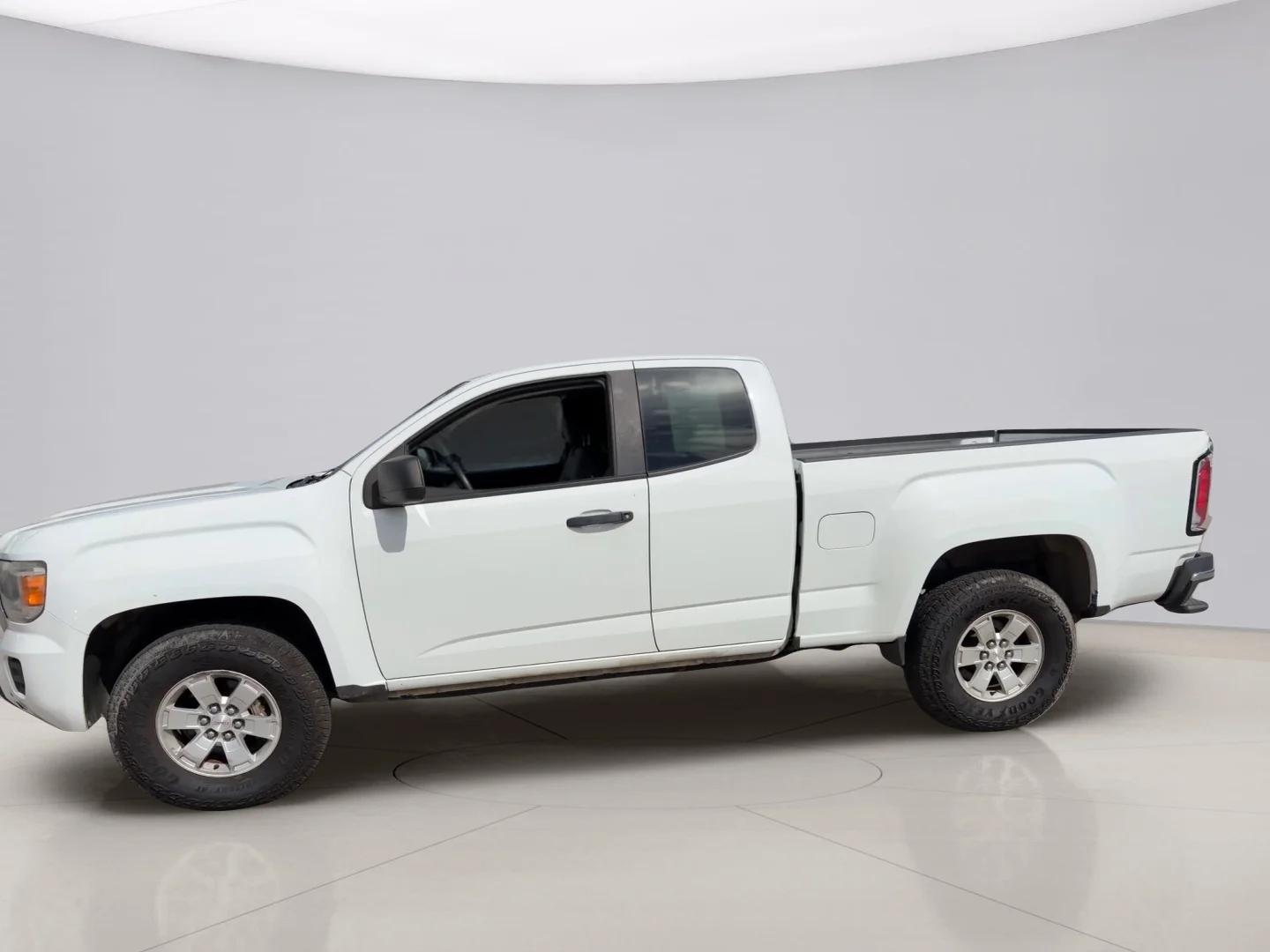 Used 2018 White Gmc BASE image 2