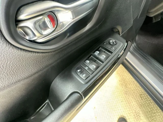 Used 2020 Silver Jeep Latitude Plus image 16