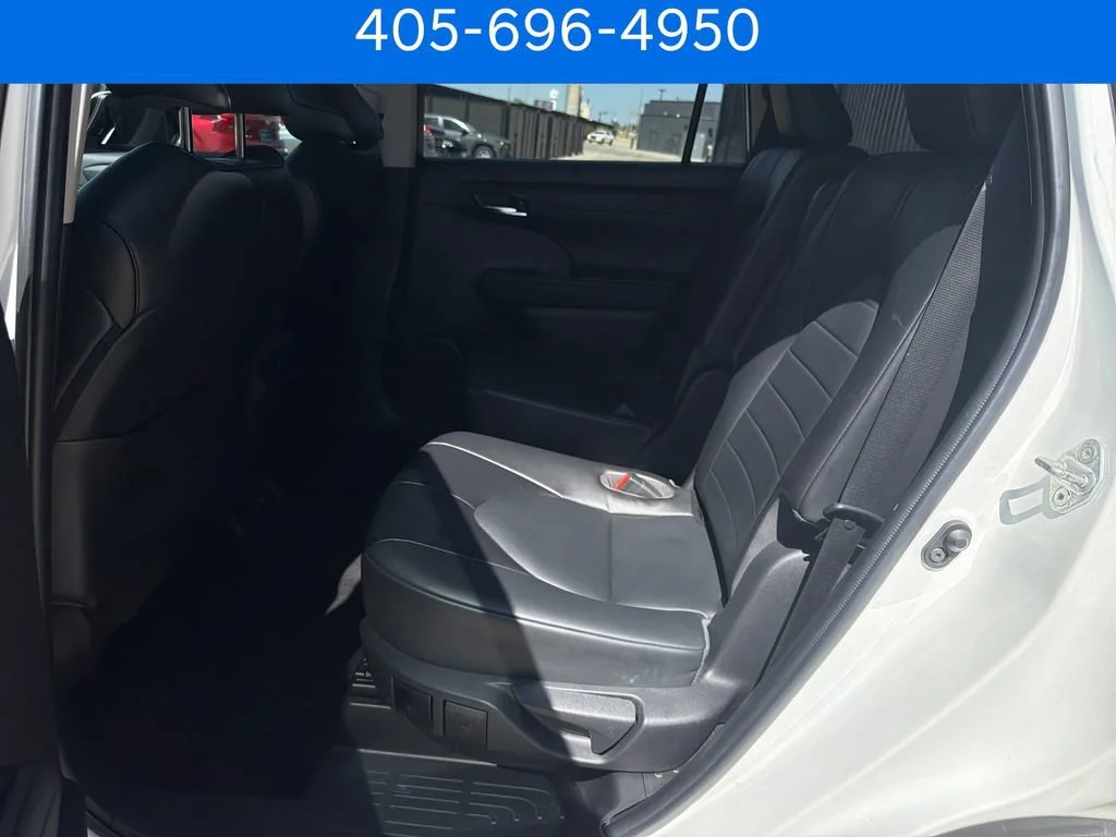 Pre-Owned 2022 Toyota Highlander XLE