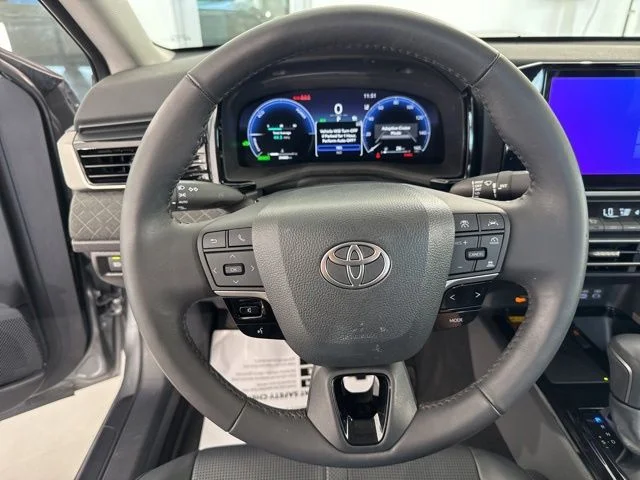 Used 2025  Toyota XLE image 26