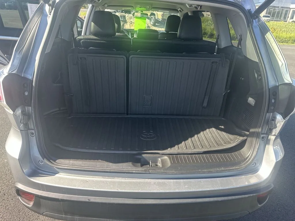 Used 2016 Silver Toyota LE V6 image 30