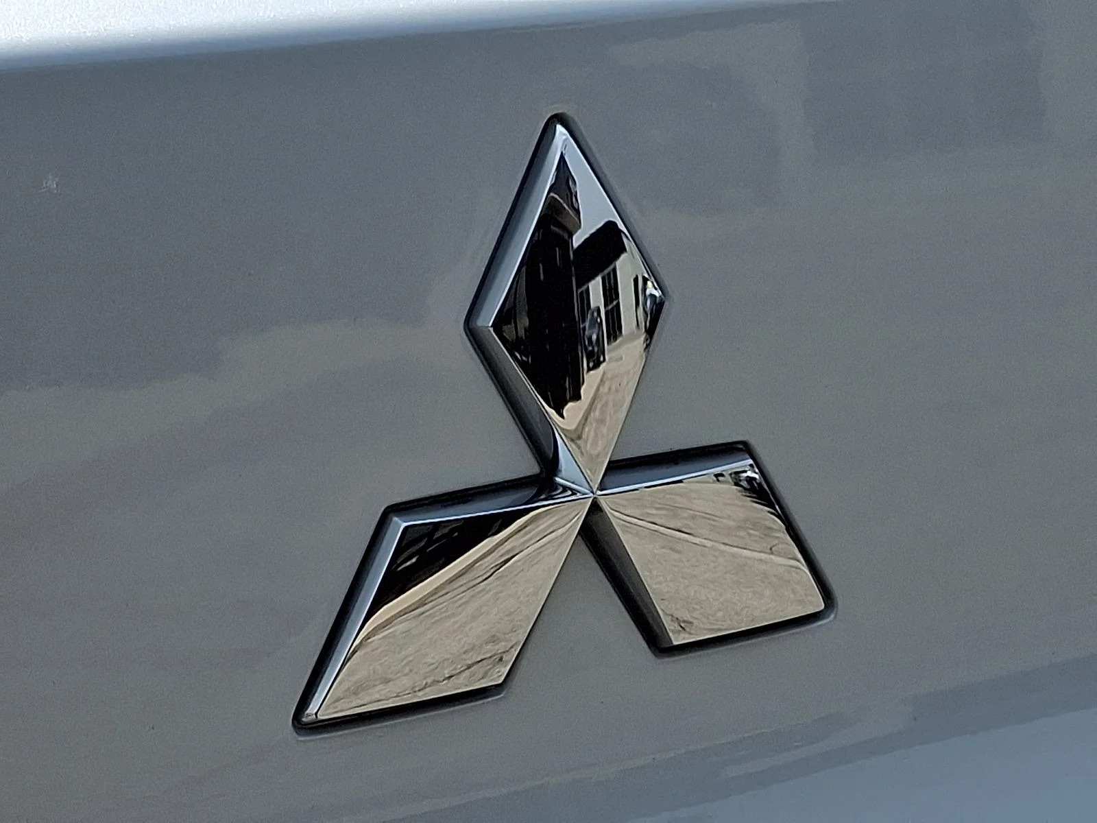 Used 2023 White Mitsubishi SE image 29