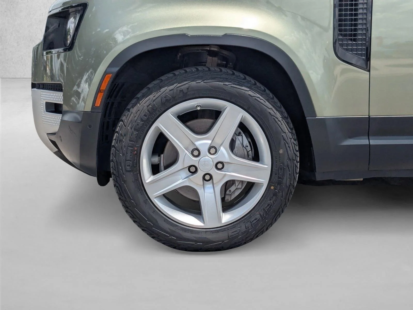 Used 2020 Pangea Green Metallic Land Rover SE image 24