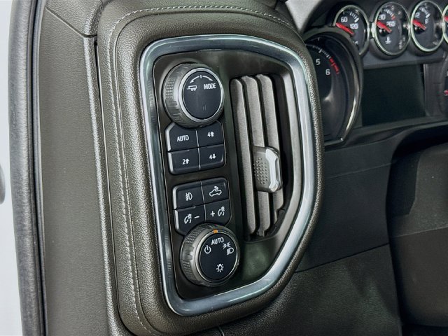 Used 2022 Iridescent Pearl Tricoat Chevrolet RST image 12