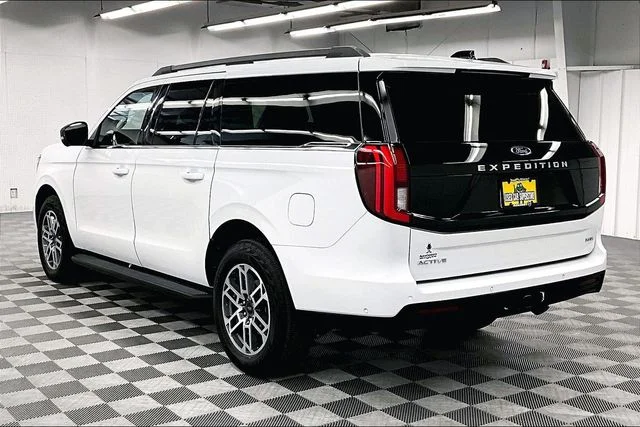 Used 2025 Oxford White Ford Active image 3