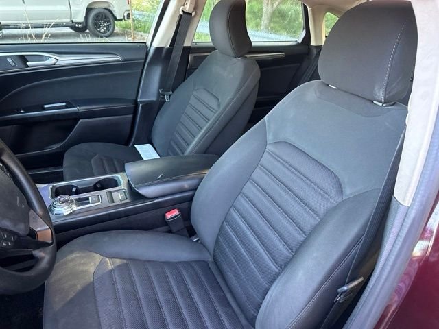 Used 2017 Red Ford SE image 9