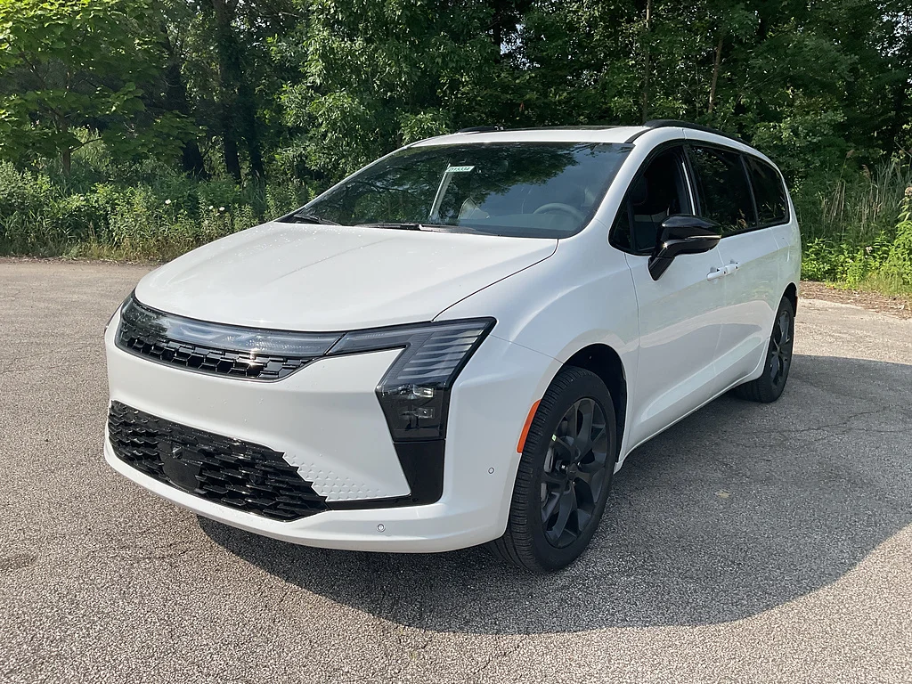 New 2027 Bright White Clear-Coat Exterior Paint Chrysler Limited image 3