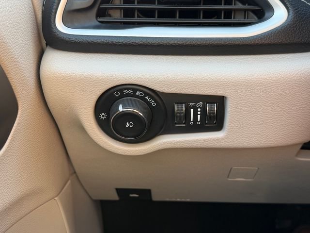 Used 2024 White Chrysler Select image 29