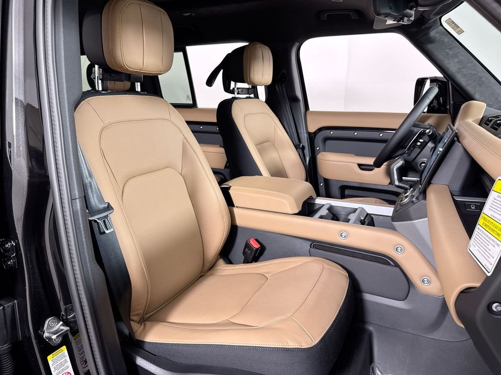 New 2026 Santorini Black Land Rover V8 image 24
