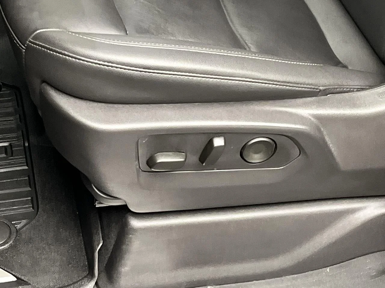 Used 2025 Sterling Metallic GMC Elevation image 12