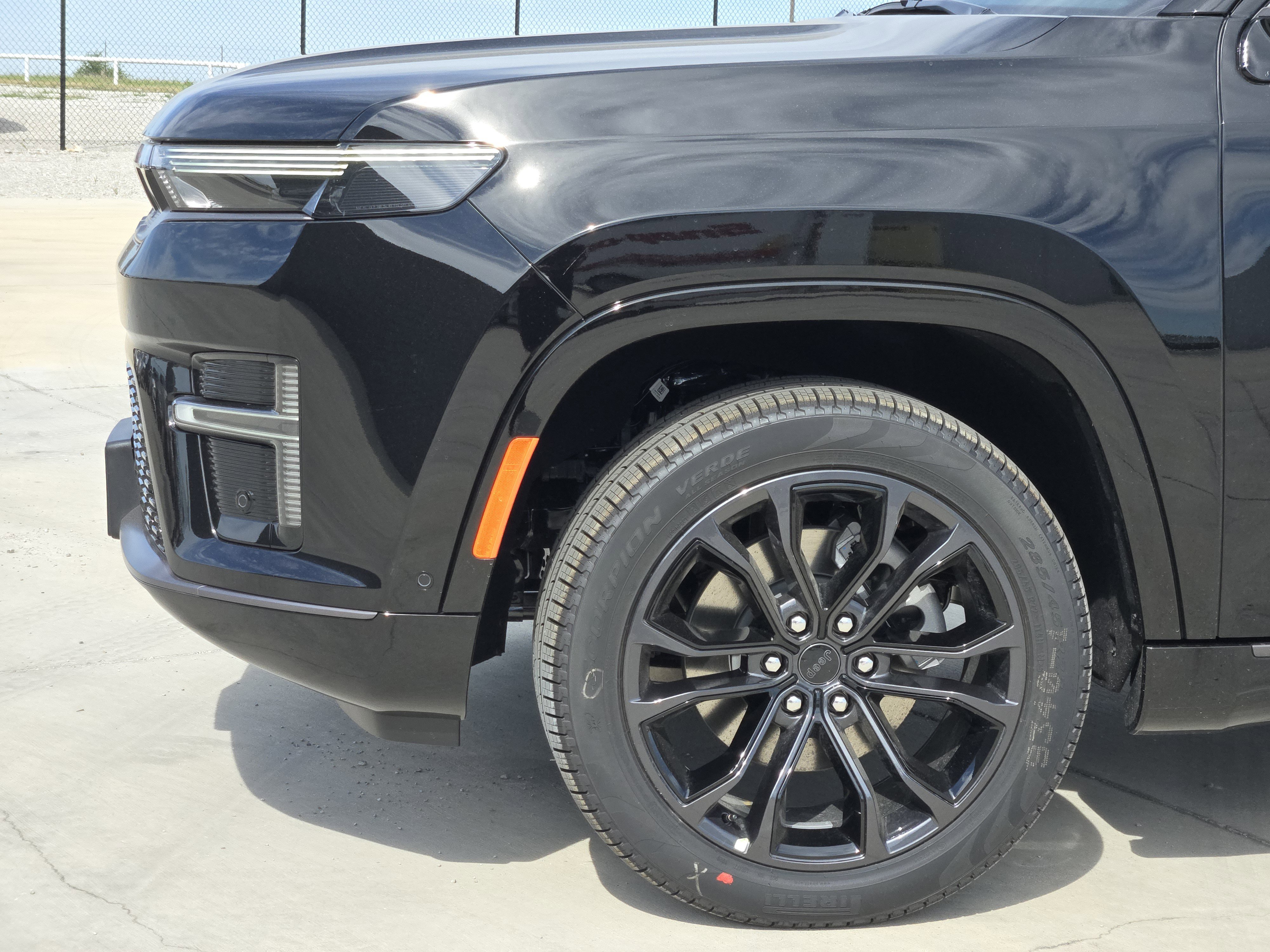 New 2026 High Gloss Black Exterior Paint Jeep Summit Reserve image 6