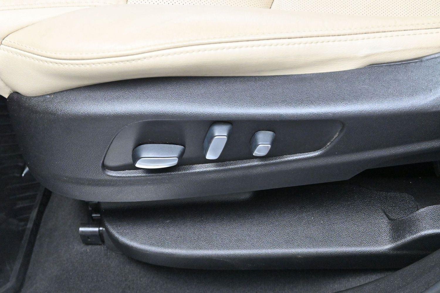 Used 2019 RADIANT SILVER METALLIC Cadillac Luxury FWD image 15