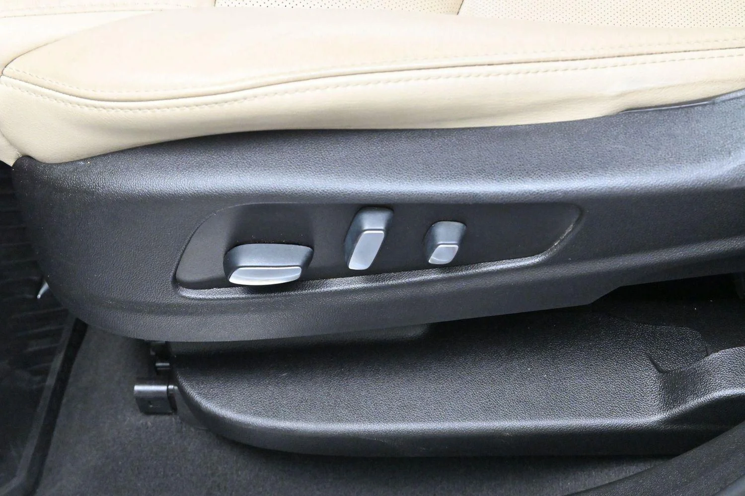 Used 2019 RADIANT SILVER METALLIC Cadillac Luxury FWD image 15