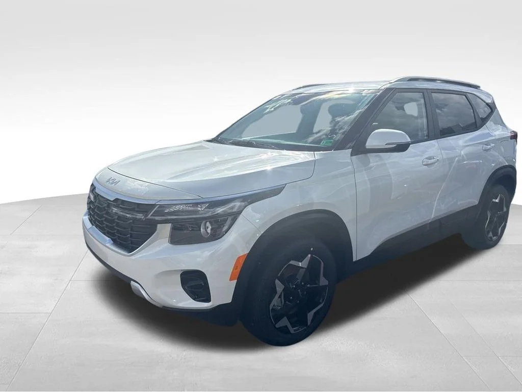 Used 2024 White Kia SX image 10