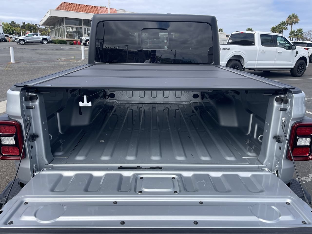 Used 2024 Silver Zynith Clearcoat Jeep Sport S image 27