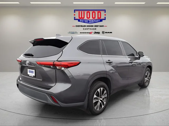 Used 2021 Magnetic Gray Metallic Toyota XLE image 3