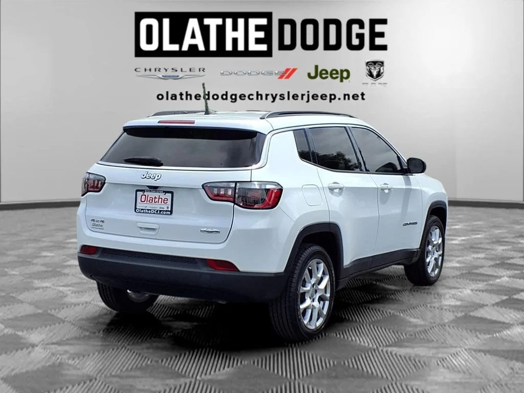 Certified Used 2022 White Jeep Latitude Lux image 30