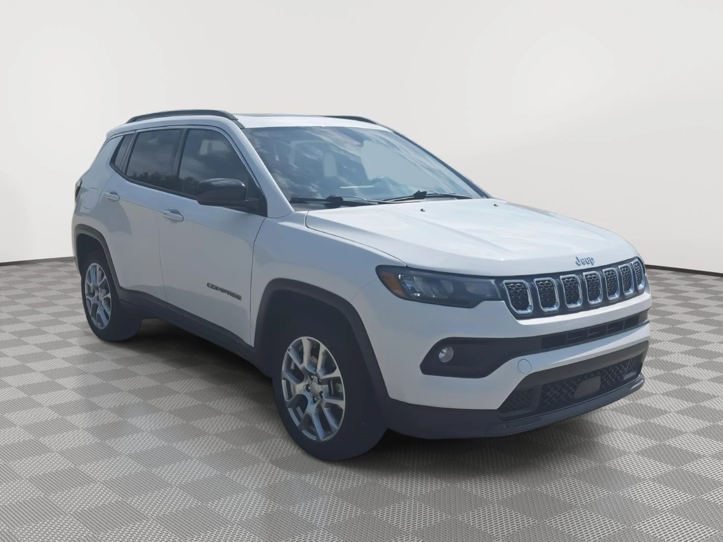 Used 2023  Jeep Latitude Lux image 3