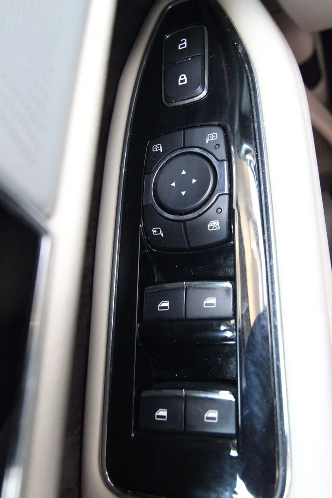 Used 2019 White Platinum Tri-Coat Metallic Lincoln Reserve image 24