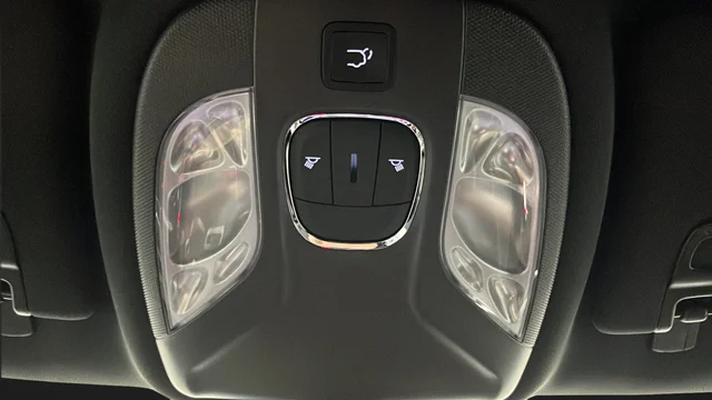 New 2026 Diamond Black Crystal Pearl-Coat Exterior Paint Jeep Latitude image 32