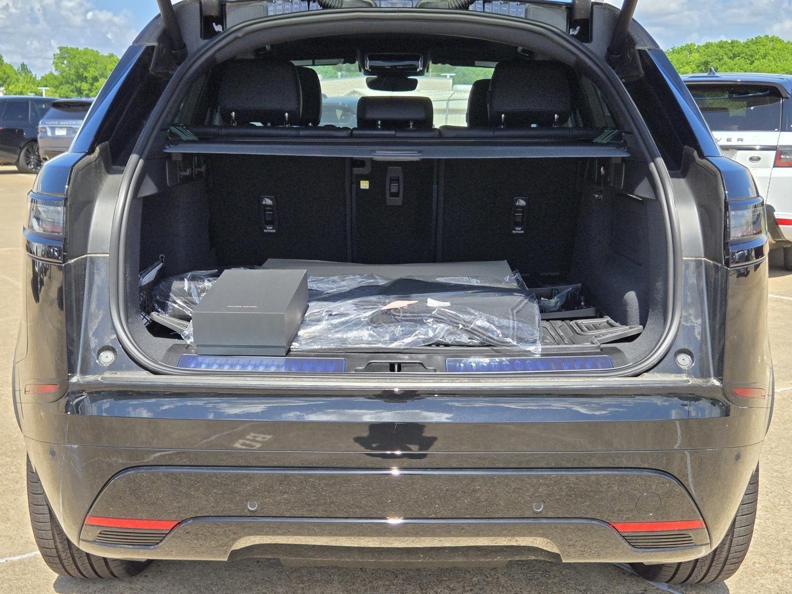 New 2025 Santorini Black Land Rover Dynamic SE image 11